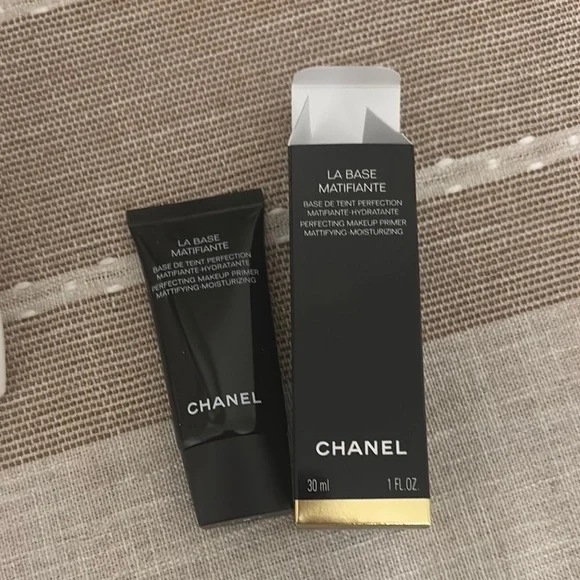 CHANEL La Base Matifiante in Black and Gold